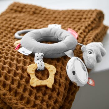 Done by Deer Baby Activity Ring Spielzeug Ozzo in grau