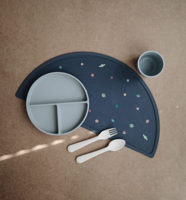 Mushie Platzset aus Silikon mit Planeten