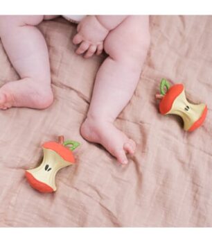 Oli & Carol Baby Kauspielzeug Apfel aus Naturkautschuk