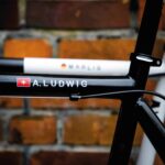 Farbviereck Fahrradsticker Name mit Flagge weiß für Fahrrad, Roller und Helm