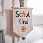 ava&yves Wanddeko Wimpel aus Baumwolle mit Stick Schulkind und Sonne