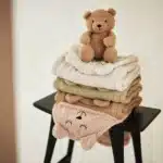 Jollein Wickeldecke mit Gurtschlitzen Bär aus Boucle in weiß