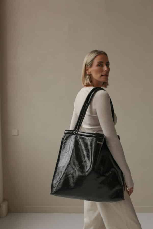 Studio Noos Teddy Mom-Bag Wendetasche - Black Lacquer – Bild 7
